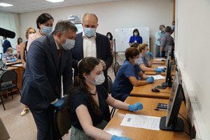 Заместитель Министра просвещения Виктор Басюк положительно оценил условия проведения ЕГЭ в Иркутской области